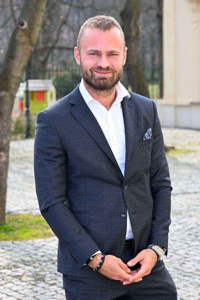 Populární lékař ale tyto pochybnosti smetl ze stolu s tím, že by záchranářky mnoha chlapům v řízení pořádně natřely zrak.