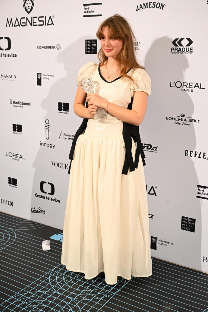 Kateřina Falbrová slaví coby začínající herečka obrovský úspěch. Za roli ve snímku Sbormistr získala Českého lva. 