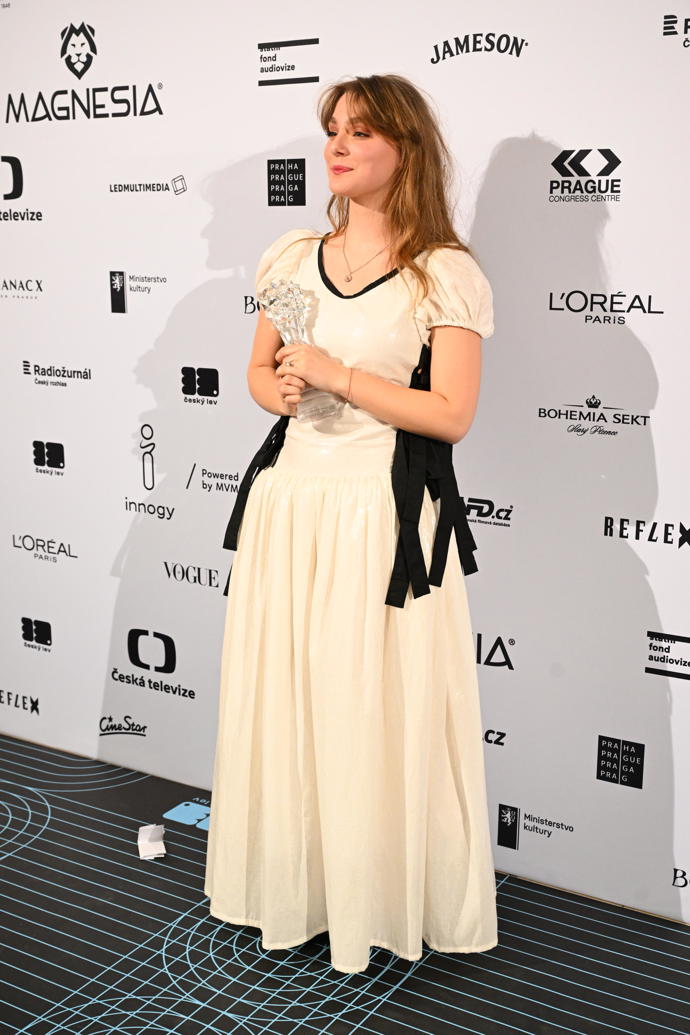 Kateřina Falbrová slaví coby začínající herečka obrovský úspěch. Za roli ve snímku Sbormistr získala Českého lva. 