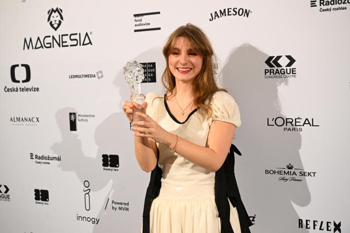 Kateřina Falbrová slaví coby začínající herečka obrovský úspěch. Za roli ve snímku Sbormistr získala Českého lva. 