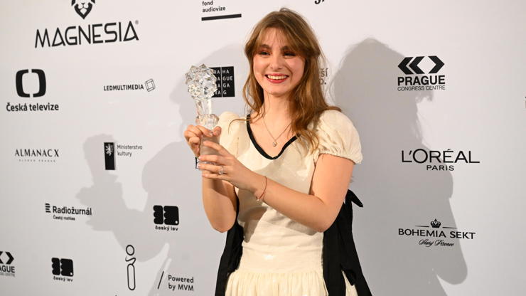 Kateřina Falbrová slaví coby začínající herečka obrovský úspěch. Za roli ve snímku Sbormistr získala Českého lva. 