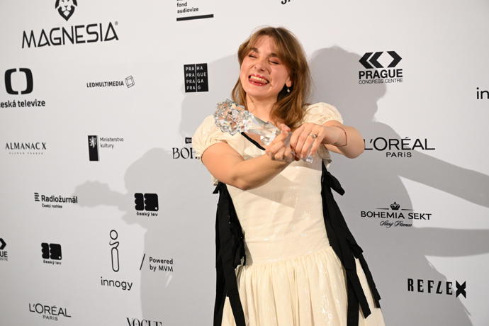 Kateřina Falbrová slaví coby začínající herečka obrovský úspěch. Za roli ve snímku Sbormistr získala Českého lva. 