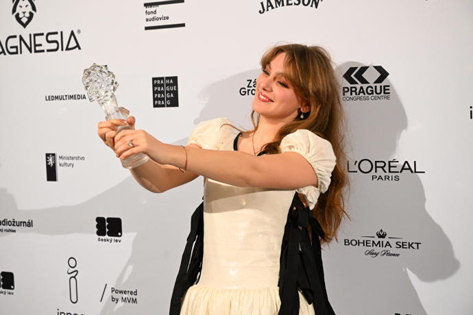 Kateřina Falbrová slaví coby začínající herečka obrovský úspěch. Za roli ve snímku Sbormistr získala Českého lva. 