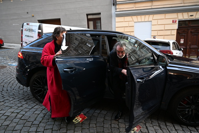 Bolek Polívka vystupuje. 