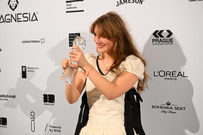 Kateřina Falbrová slaví coby začínající herečka obrovský úspěch. Za roli ve snímku Sbormistr získala Českého lva. 