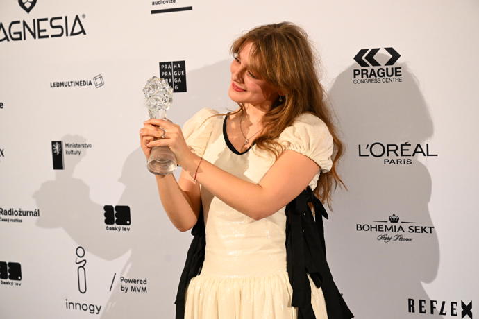 Kateřina Falbrová slaví coby začínající herečka obrovský úspěch. Za roli ve snímku Sbormistr získala Českého lva. 