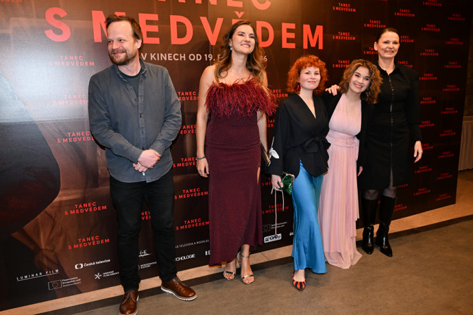 Herecké obsazení filmu Tanec s medvědem. 