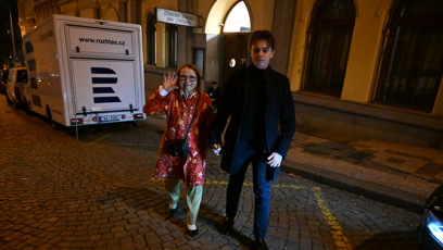 FOTO: Iva Janžurová zamávala fotografům.