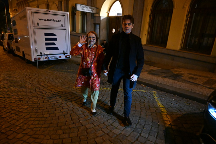 Iva Janžurová zamávala fotografům.