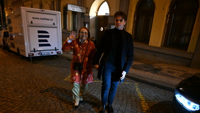 FOTO: Iva Janžurová zamávala fotografům.