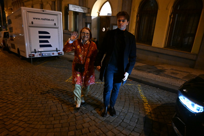 Iva Janžurová zamávala fotografům.