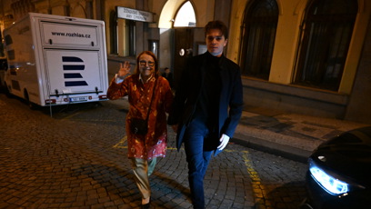 FOTO: Iva Janžurová zamávala fotografům a usmívala se.