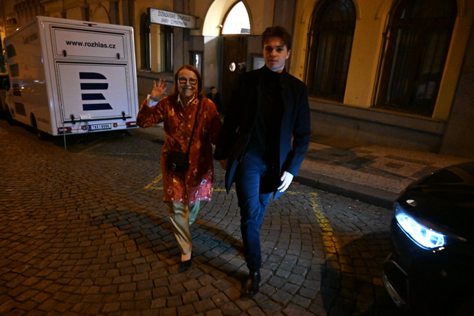 Iva Janžurová zamávala fotografům a usmívala se.