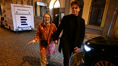 FOTO: Iva Janžurová mezi prvními opouštěla oslavu narozenin Zdeňka Svěráka.