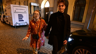 FOTO: Iva Janžurová mezi prvními opouštěla oslavu narozenin Zdeňka Svěráka.