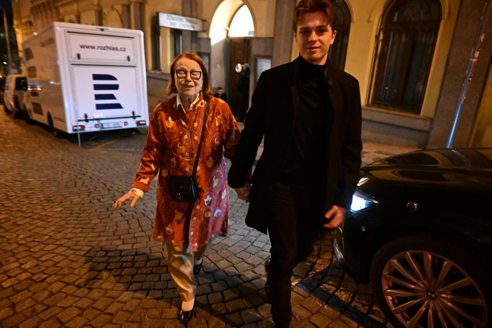 Iva Janžurová mezi prvními opouštěla oslavu narozenin Zdeňka Svěráka.