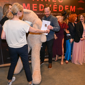 Kryštof Hádek na slavnostní premiéře filmu Tanec s medvědem.