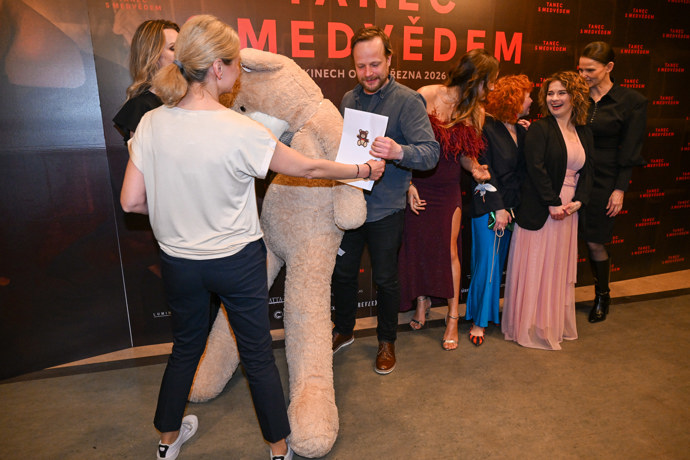 Kryštof Hádek na slavnostní premiéře filmu Tanec s medvědem.