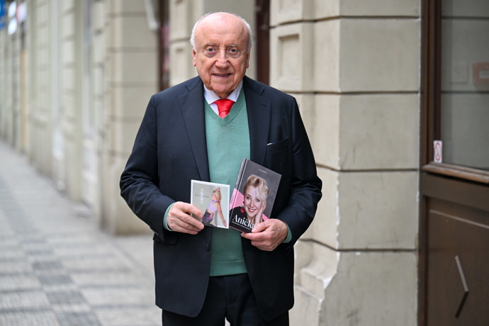 Felix Slováček  pokřtil vzpomínkovou knihu Anička.