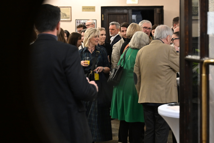 Eva Pavlová na narozeninách Zdeňka Svěráka si dala limonádu.