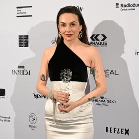 Producentka Dagmar Sedláčková se soškou Českého lva za nejlepší celovečerní film (Karavan).