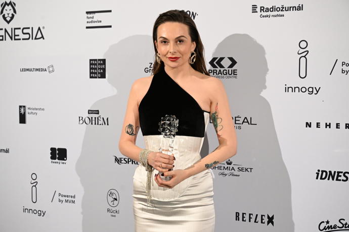 Producentka Dagmar Sedláčková se soškou Českého lva za nejlepší celovečerní film (Karavan).