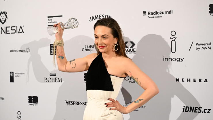 Producentka Dagmar Sedláčková se soškou Českého lva za nejlepší celovečerní film (Karavan).