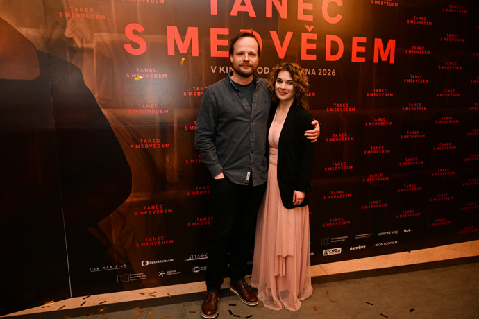 Hlavní herci filmu Tanec s medvědem Kryštof Hádek a Pavla Gajdošíková.