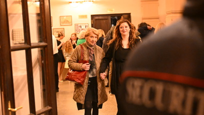 FOTO: Daniela Kolářová odchází z oslavy Zdeňka Svěráka.