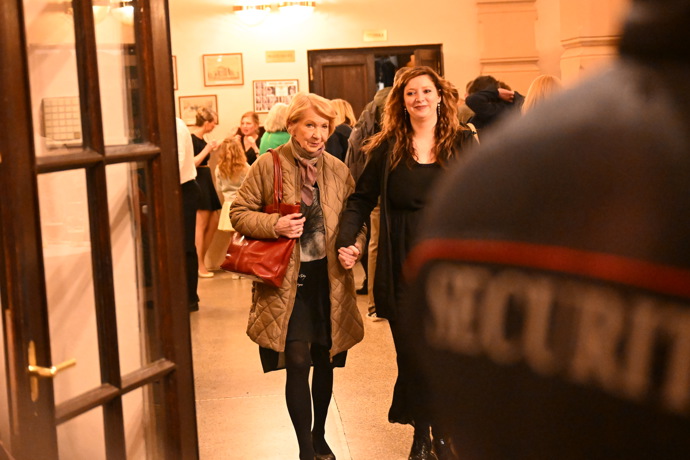 Daniela Kolářová odchází z oslavy Zdeňka Svěráka.