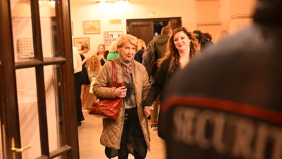 FOTO: Daniela Kolářová odchází z oslavy Zdeňka Svěráka.