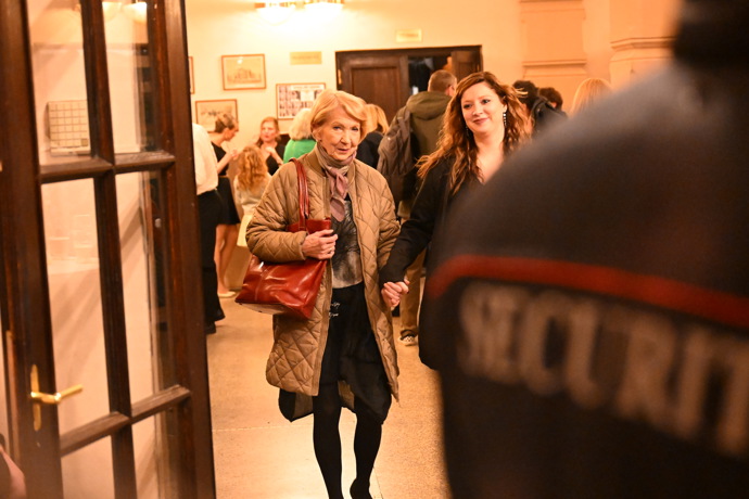 Daniela Kolářová odchází z oslavy Zdeňka Svěráka.