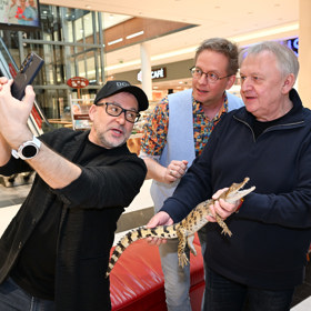 Michal Jagelka s manželem na charitativní akci. 