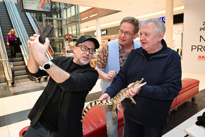 Michal Jagelka s manželem na charitativní akci. 