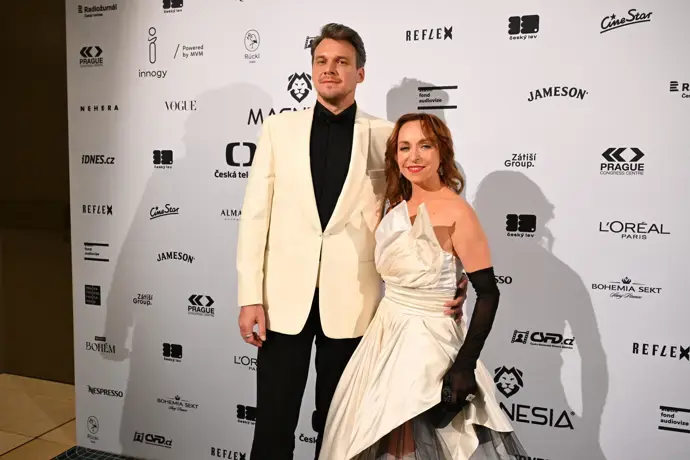 Na letošním ročníku Českých lvů nechyběli ani manželé Dykovi, které barevně sladil rodinný přítel, stylista Dušan Chrástek.