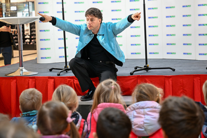 Zpěvák Milan Peroutka předvedl show dětem. 