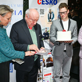 Felix Slováček pokřtil knihu společně se Silvií Schumacher, kmotrou zesnulé Aničky.