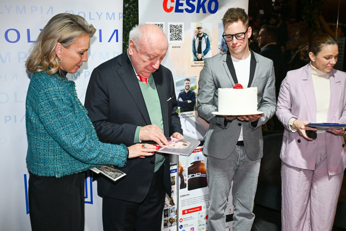 Felix Slováček pokřtil knihu společně se Silvií Schumacher, kmotrou zesnulé Aničky.