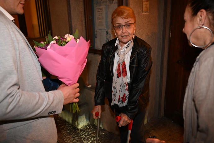 Božena odchází z narozeninové oslavy svého manžela.