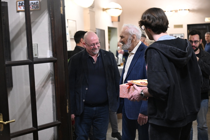 Zdeněk Svěrák odchází ze své narozeninové oslavy.