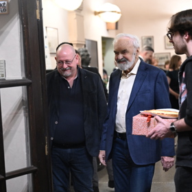 Zdeněk Svěrák odchází ze své narozeninové oslavy.