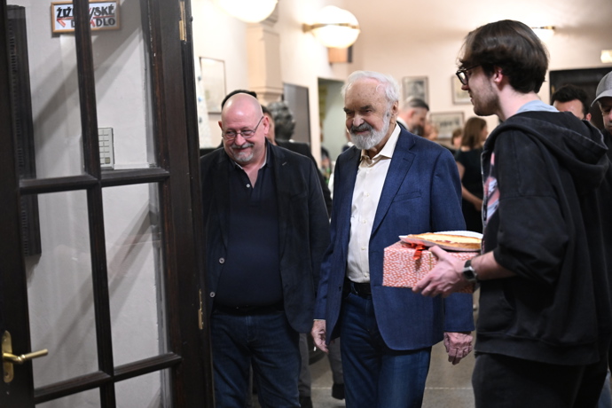 Zdeněk Svěrák odchází ze své narozeninové oslavy.