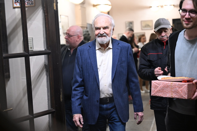 Zdeněk Svěrák odchází ze své narozeninové oslavy.