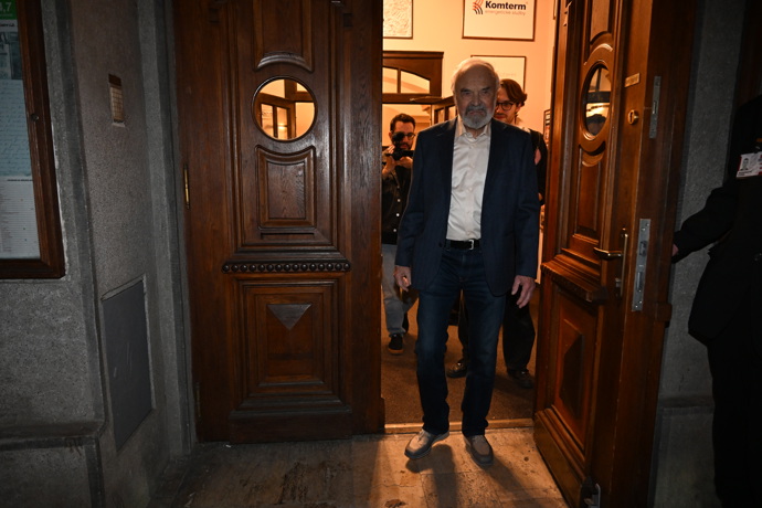 Zdeněk Svěrák při odchodu ze své narozeninové oslavy.