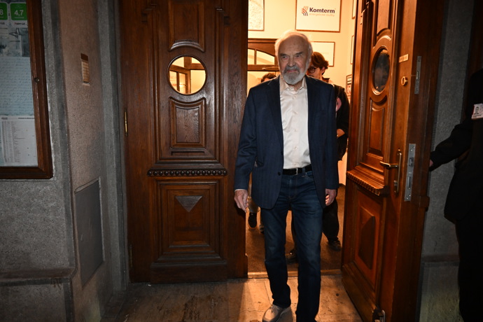 Zdeněk Svěrák odchází ze své narozeninové oslavy.