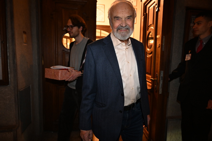 Zdeněk Svěrák odchází ze své narozeninové oslavy.