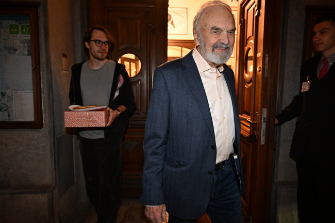 Zdeněk Svěrák odchází ze své narozeninové oslavy.