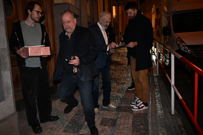 Zdeněk Svěrák rozdával podpisy i při odchodu z oslavy.