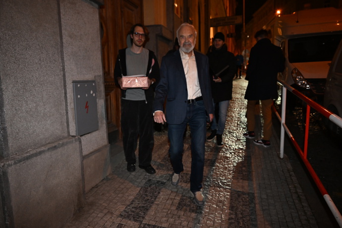 Zdeněk Svěrák odchází ze své narozeninové oslavy.