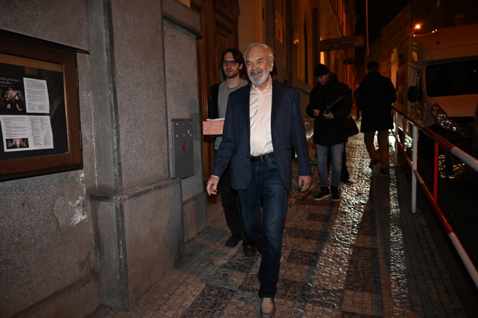 Vysmátý Zdeněk Svěrák odchází ze své narozeninové oslavy.